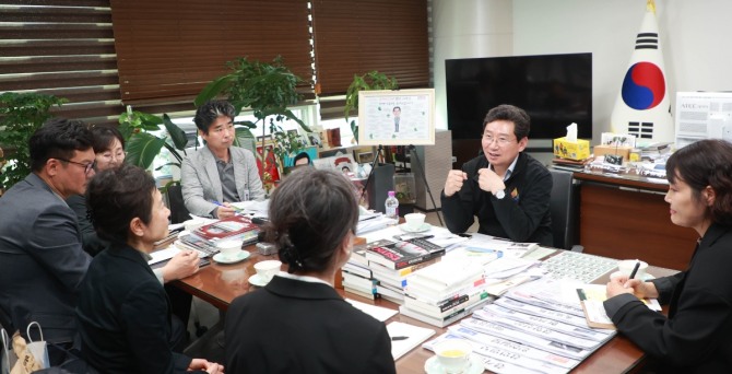 지난달 30일 이상일 용인특례시장이 자매도시인 미국 윌리엄슨 카운티 경제개발청 관계자들을 만나 기업과 대학의 협력 방안을 논의하고 있다. 사진＝용인특례시