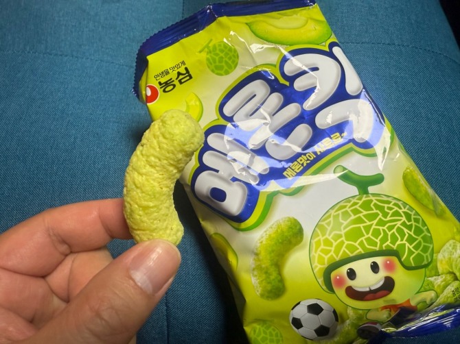 바나나킥과 비슷한 외형에 연두빛 색감을 가진 메론킥. 사진=이정경 기자
