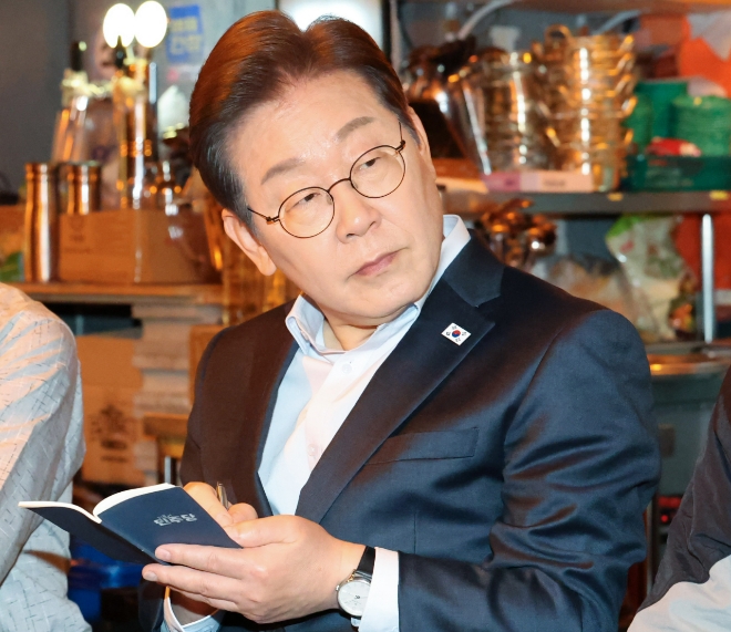 이재명 더불어민주당 대선 후보가 1일 서울 종로구의 한 포차 식당에서 '당신의 하루를 만드는, 보이지 않는 영웅들'이란 주제로 배달 라이더, 택배 기사 등 비(非)전형 노동자들과 간담회를 하고 있다. 사진=연합뉴스 