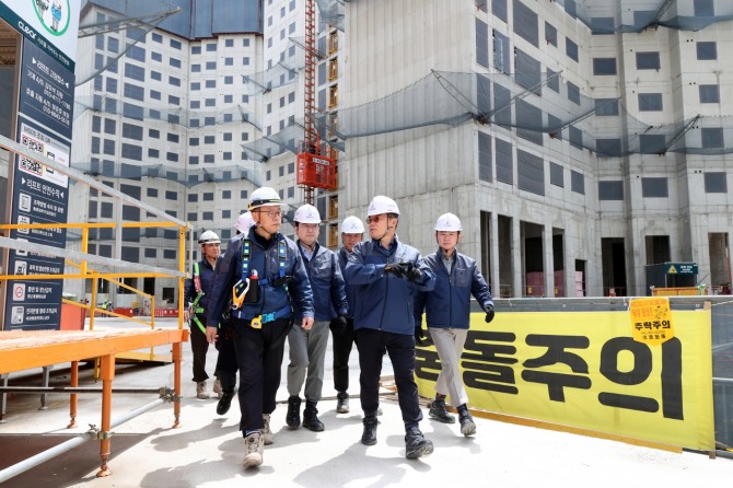 지난달 28일 대우건설 김보현 사장(사진 가운데)이 건설현장을 찾아 안전점검을 시행하고 있다. 사진=대우건설