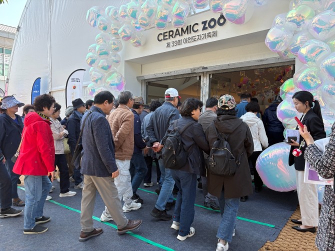 2일 제39회 이천도자기축제 특별기획전 ‘도자기 동물원전(Ceramic Zoo)’ 전시장에 방문객들로 문전성시를 이루고 있다. 사진=이천시