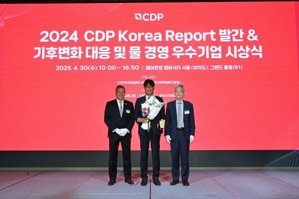 한국동서발전 김남현 탄소중립실장(사진 왼쪽 두번째), Jose Ordonez CDP CRO(사진 왼쪽), CDP 한국위원회 장지인 위원장이 시상 후 기념사진 촬영하는 모습. 사진=동서발전