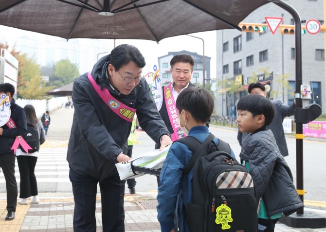 정명근 화성특례시장이 동양초 앞에서 어린이 안전을 위해 교통봉사를 하고 있다. 사진=화성특례시