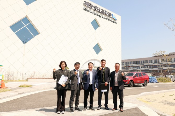 지난 달 시흥시의회 도시환경위원회가 관내 주요 환경 및 개관을 앞둔 해양생태과학관을 현장 점검하고 있다. 사진=시흥시의회