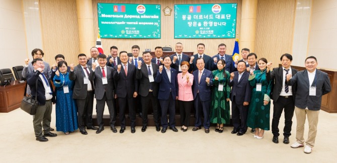2일 안산시의회 의원들이 시의회를 찾은 몽골 더르너드주 대표단을 접견하고 본회의장에서 기념촬영을 하고 있다. 사진=안산시의회