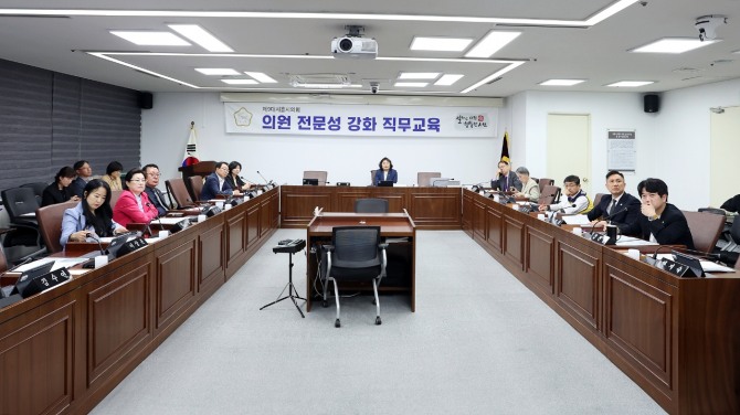 지난 1일 시흥시의회가 의회운영위원회 회의장에서 행정사무감사 대비 의원 전문성 강화 교육을 실시하고 있다. 사진=시흥시의회