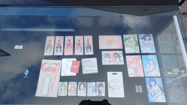 응원봉과 포토카드, 보조 배터리, 엽서 등 굿즈들이 판매됐다. 사진=이원용 기자