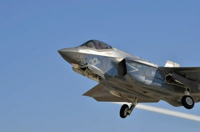 미국의 F-35C 전투기가 시험 비행 중인 모습. 튀르키예는 F-35 프로그램에서 제외된 뒤 자체 5세대 전투기 '카안' 개발에 나섰다. 사진=미 해군