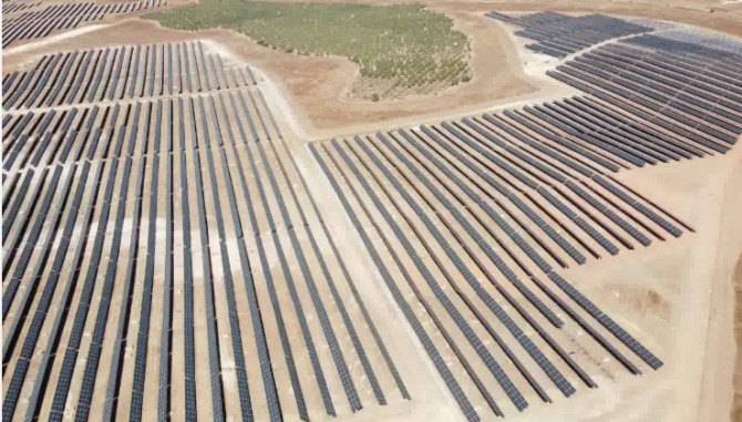지난 2020년 11월, 한화에너지가 아마렌코 솔라에 매각한 타 태양광 발전소 전경 (50MW, 스페인 세비야 지역). 사진=한화에너지 