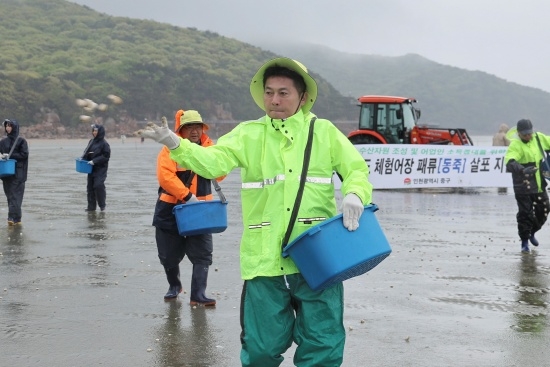 김정헌 인천중구청장이 용유무의 어촌 체험어장 동죽 살포 현장 모습. 사진=인천 중구 