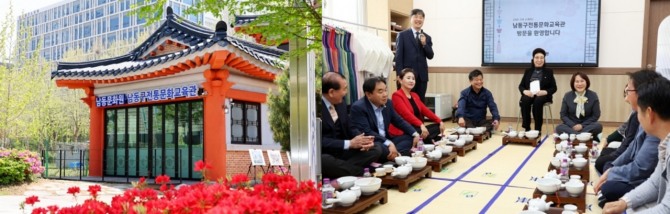 지난 2일 인천 남동구 전통문화교육관과 지역 인사들이 차담회를 하고 있다. 사진=인천 남동구