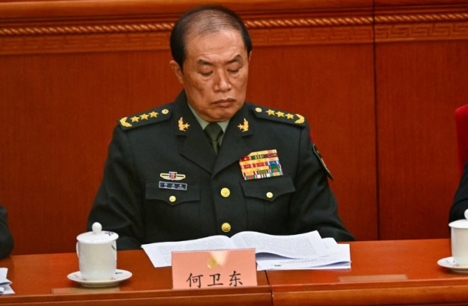 허웨이둥(He Weidong) 중앙군사위원회 부위원장이 3월 4일 베이징에서 열린 중국 최고 자문기구 개회식에 참석하고 있다. 그는 최근 몇 주 동안 주요 회의에 눈에 띄게 결석했다. 사진=AFP/연합뉴스