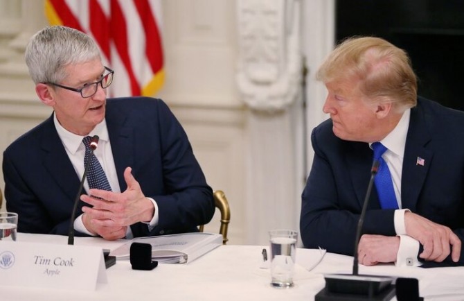 팀 쿡(Tim Cook) 애플 CEO가 2019년 3월 6일 미국 워싱턴 백악관 스테이트 다이닝룸에서 열린 미국 노동력 정책 자문위원회 회의에 참석해 도널드 트럼프 미국 대통령과 대화를 나누고 있다. 사진=로이터