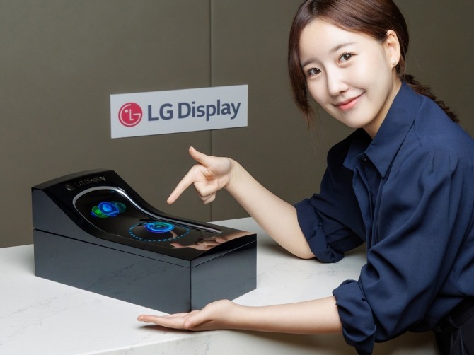 LG디스플레이 직원이 차량용 스트레처블 디스플레이를 소개하고 있다. 사진=LG디스플레이