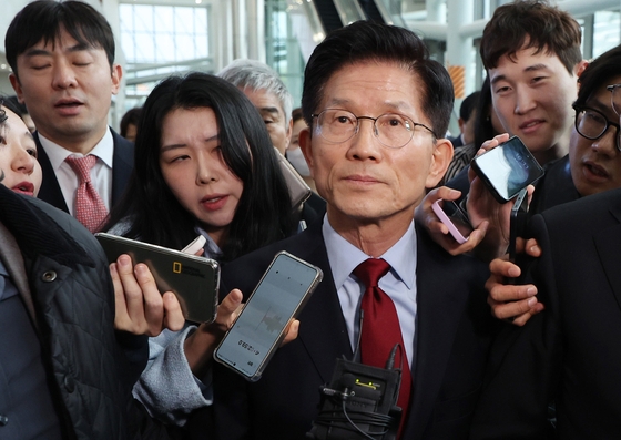 국민의힘 김문수 대선 후보가 6일 아시아태평양경제협력체(APEC) 회의장인 경북 경주시 경주화백컨벤션센터에서 후보 일정을 중단하고 서울로 올라가 현안 문제에 대한 대책을 마련하겠다고 밝힌 뒤 회의장을 떠나고 있다. 사진=연합뉴스