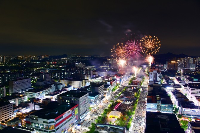 지난 5일 '환상 불꽃'이 안산국제거리극축제의 대미를 장식하고 있다. 사진=안산시