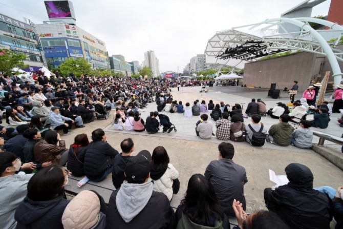 지난 4일 안산국제거리극축제 공연을 보기위해 많은 관람객이 모여 있다. 사진=이관희 기자