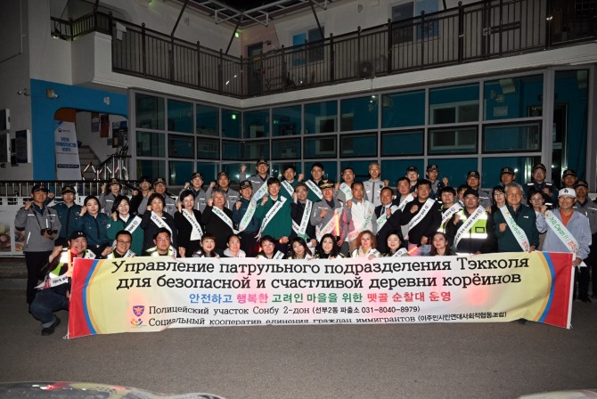 지난 2일 이민근 안산시장(맨 앞줄 가운데)과 땟골마을 외국인순찰대 활동 참석자들과 기념촬영을 하고 있다. 사진=안산시