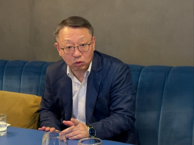 정진완 우리은행장이 지난 4일(현지시각) 이탈리아 밀라노에서 기자들과 만나 폴란드 바르샤바 지점 운영 계획에 대해 설명하고 있다. 사진=연합뉴스·한국은행 