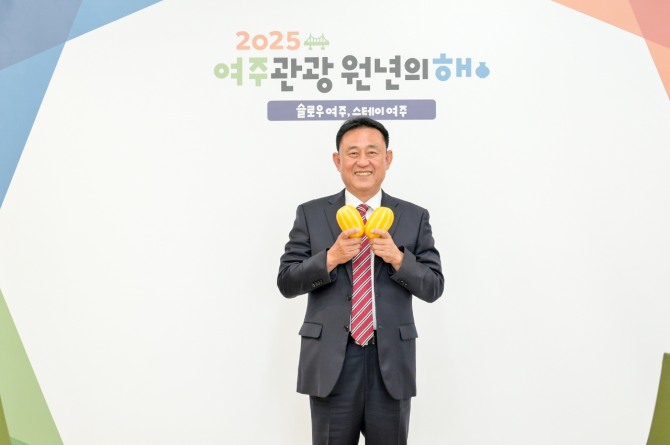 8일 이충우 여주시장이 다음달 개최되는 금사참외축제를 홍보하기 위해 기념 촬영을 하고 있다. 사진=여주시