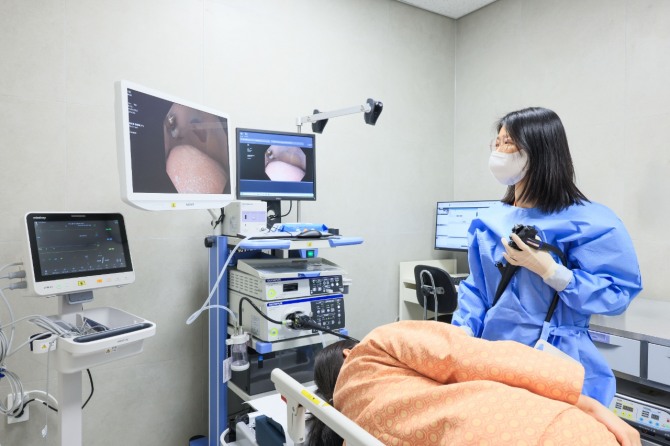 하남 보바스병원 건강증진센터에 방문한 환자가 내시경을 받고 있다. 사진=롯데의료재단