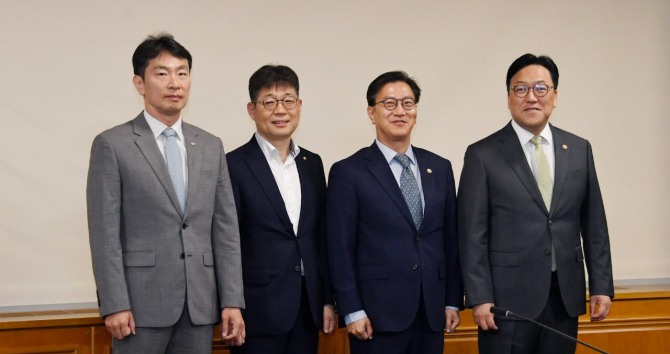 기획재정부 장관 직무대행인 김범석 제1차관(왼쪽 세 번째)이 8일 서울 중구 은행회관에서 열린 '거시경제·금융현안간담회'(F4 회의) 시작에 앞서 참석자들과 기념 촬영하고 있다. 왼쪽부터 이복현 금융감독원장, 유상대 한국은행 부총재, 김 직무대행, 김병환 금융위원장. 사진=연합뉴스