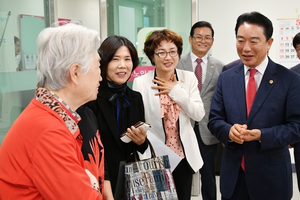 8일 어버이날을 맞아 최학범 경남도의회 의장(오른쪽)이 김해시서부노인종합복지관을 방문해 어르신들께 감사와 공경의 뜻을 전하고 있다. 사진=경상남도의회