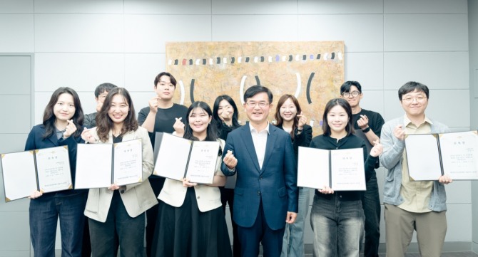성남문화재단 보드Y구성원들이 윤정국 대표이사(가운데)와 기념촬영을 하고 있다. 사진=성남문화재단