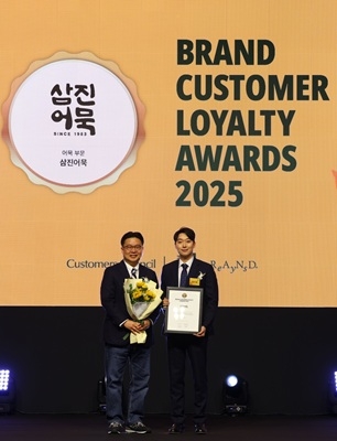 지난 8일 박용준 삼진어묵 대표(오른쪽)가  ‘2025년 브랜드 고객충성도' 시상식에서 서경덕 한국소비자포럼 소비자위원장과 포즈를 취하고 있다. 사진=삼진어묵