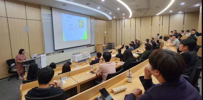 지난 8일 성남시 관계자가 지역내 부모들을 대상으로 저출산 인식 개선 교육을 진행하고 있다. 사진=성남시