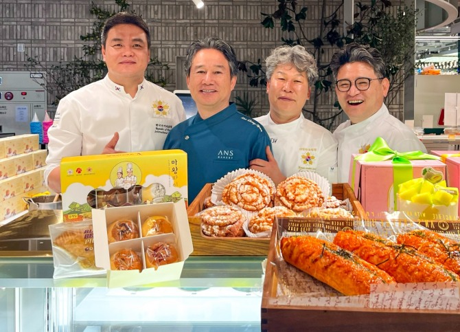 왼쪽부터 랑콩뜨레 이석원 명장, 안스베이커리 안창현 명장, 김덕규베이커리 김덕규 명장, 베비에르 마옥천 명장이 기념사진을 찍고 있다.  /사진=현대백화점