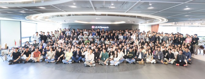 LG AI연구원 임직원들이 단체 기념 촬영을 하고 있다. 사진=LG