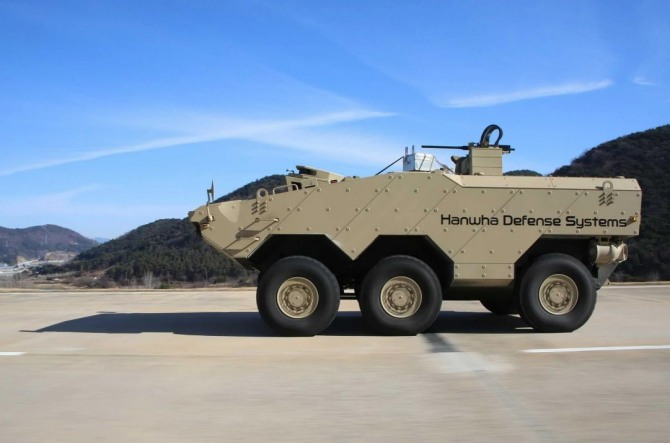 525마력 캐터필러 C9.3 엔진을 탑재한 티곤 6x6 모델. 7.62mm 또는 12.7mm 원격 조종 무기 스테이션, 30mm 무인 포탑과 호환된다. 사진=한화에어로스페이스