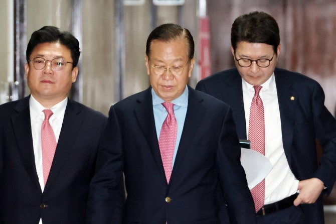 국민의힘 권영세 비상대책위원장이 10일 서울 여의도 국회에서 사상 초유의 대선 후보 교체에 대한 입장을 밝히기 위해 기자회견 장소로 이동하고 있다. 사진=연합뉴스.