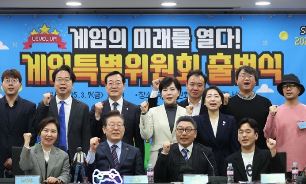 서울 여의도 국회의원회관에서 3월 7일 열린 더불어민주당 게임특별위원회 출범식에 이재명 당 대표(왼쪽 앞에서 두 번째)가 참여했다. 사진=뉴시스