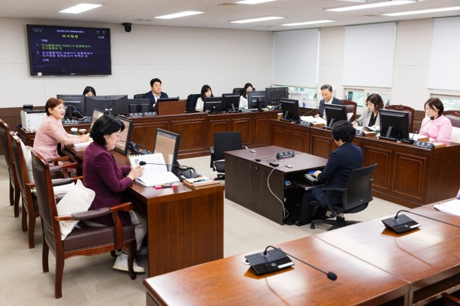 지난 9일 안산시의회 의회운영위원회가 제296회 임시회 폐회중 회의를 열고 김태훈 안산문화재단 대표이사 임명후보자에 대한 인사청문을 실시하고 있다. 사진=안산시의회