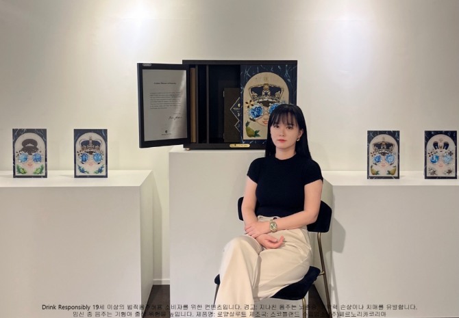 김지희 작가와 아트피스 ‘Golden Throne of Eternity’  /사진=페르노리카코리아