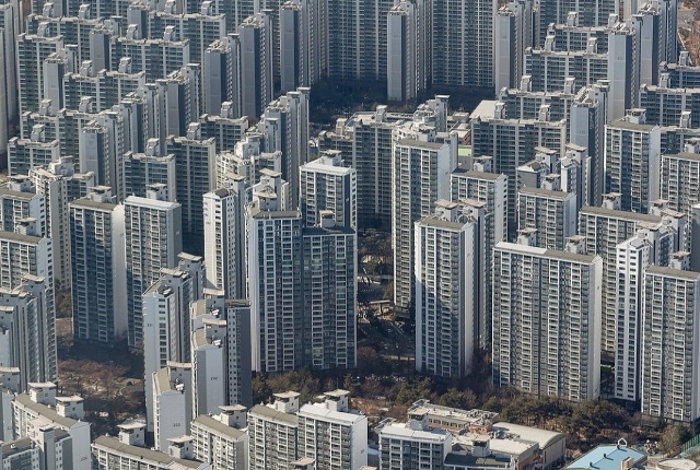 지난 4월 서울과 수도권 아파트 시장 거래량은 감소했으나, 일부 고가 단지를 중심으로 신고가 거래가 급증하는 이중적 흐름을 보였다. 사진=연합뉴스