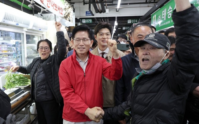 김문수 국민의힘 대선 후보가 제21대 대통령 선거 공식 선거운동 첫날인 12일 서울 송파구 가락시장을 찾아 상인들과 인사하고 있다. 사진=연합뉴스 