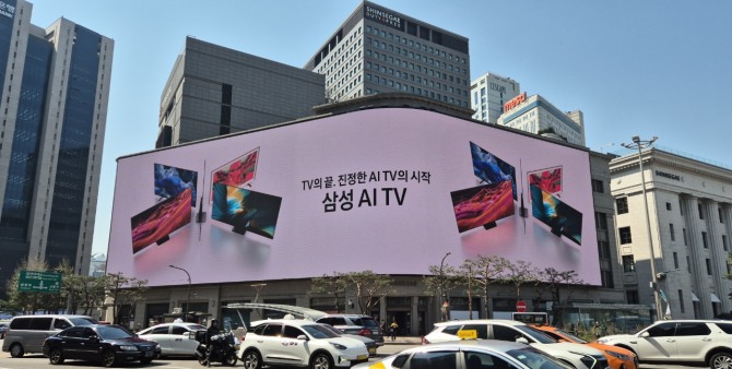 서울 신세계 백화점에서 진행하는 '삼성 비전 AI(Vision AI)' 옥외광고 모습. 사진=삼성전자