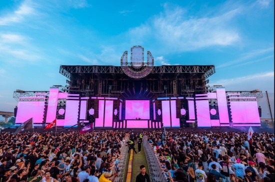 지난 해 열린 국내 최대 일렉트로닉댄스뮤직(EDM) 축제 '울트라뮤직코리아 2024' 이벤트 공연 모습.  사진=인천관광공사
