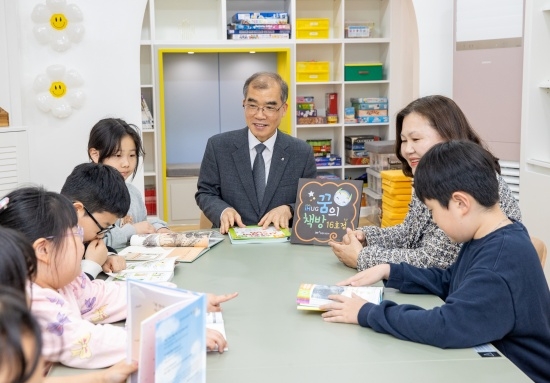 지난 9일 류윤기 인천도시공사 사장이 책방 개소식에 참석하는 모습. 사진=인천도시공사