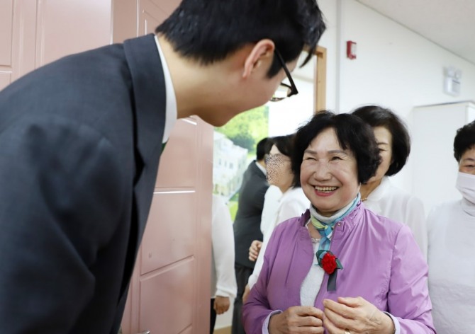 11일 신천지 성남교회 청년들이 가정의달을 맞아 어르신들에게 카네이션을 달아드리고 있다. 사진=신천지 성남교회