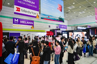 지난 11일 '2025 대한레이저피부모발학회 춘계 학술대회'에 참가한 의료 관계자들이 메디톡스 부스를 관람하고 있다. 사진=메디톡스
