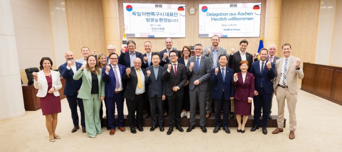 12일 안산시의회 박태순 의장과 현옥순 의회운영부위원장, 송바우나 의원이 의회를 찾은 독일 아헨특구시 대표단을 접견한 뒤 기념촬영을 하고 있다. 사진=안산시의회