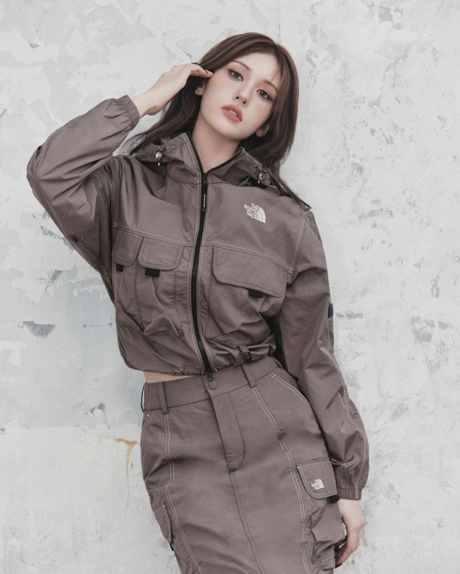 쉘던 재킷 및 스커트를 착용한 노스페이스 홍보대사 전소미  /사진=영원아웃도어