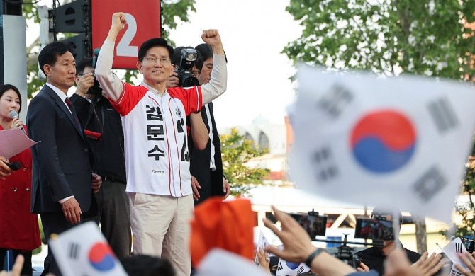 김문수 국민의힘 대선 후보가 12일 대구 서문시장을 방문해 지지를 호소하고 있다. 사진=연합뉴스