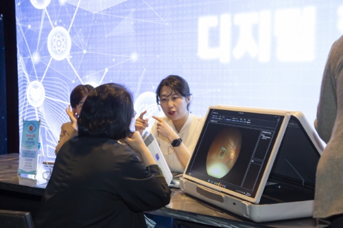 행사에 참석한 의료진이 위스키와 옵티나 제네시스를 체험한 후 제품에 대한 설명을 듣고 있다. 사진=대웅제약