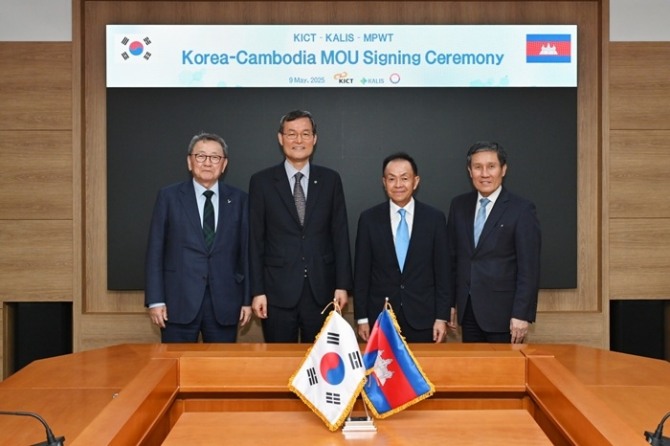 지난 9일 열린 한국건설기술연구원·국토안전관리원·캄보디아 공공사업교통부 간 ODA 사업추진 업무협약식에서 관계자들이 기념촬영을 하고 있다. 사진=국토안전관리원