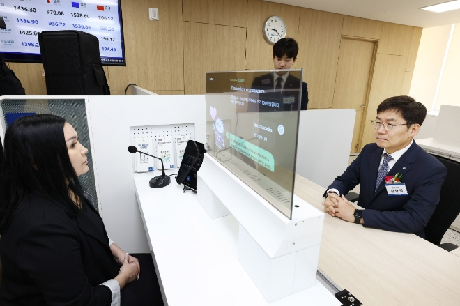 13일 경기 안산시 IBK기업은행 안산외국인금융센터에서 김형일 기업은행 전무이사가 실시간 통번역서비스 시스템을 시연하고 있다 사진=기업은행 